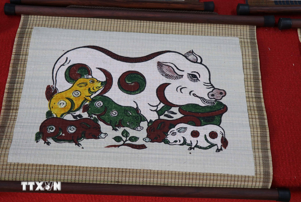 Tranh dân gian Đông Hồ tại Trung tâm Bảo tồn di sản văn hóa tranh Đông Hồ, phường Song Hồ, thị xã Thuận Thành, tỉnh Bắc Ninh. (Ảnh: Thanh Thương/TTXVN)