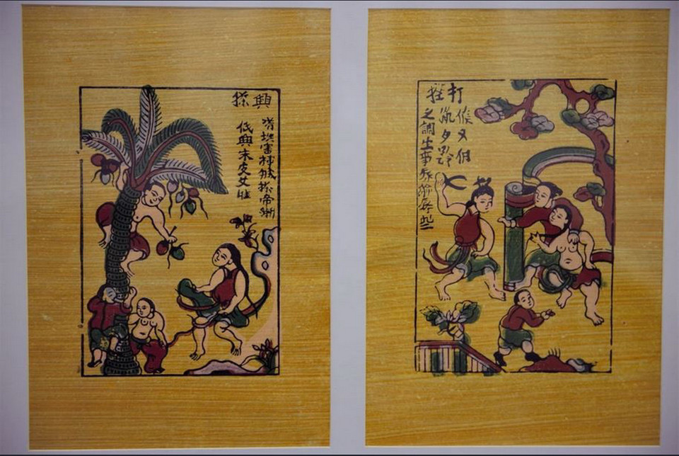 Tranh treo tường nghệ thuật dân gian Đông Hồ - Hứng Dừa là dòng tranh đang được mọi người yêu thích lựa chọn để trang trí cho ngôi nhà của mình. (Ảnh: Vi Diệu/Vietnam+)