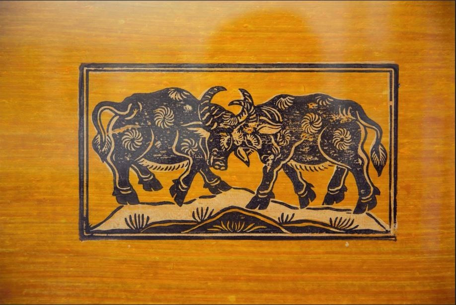 Bức tranh Chọi trâu dân gian Đông Hồ không chỉ là bức tranh giới thiệu về nét đẹp văn hóa của một số địa phương Việt Nam. (Ảnh: Vi Diệu/Vietnam+)