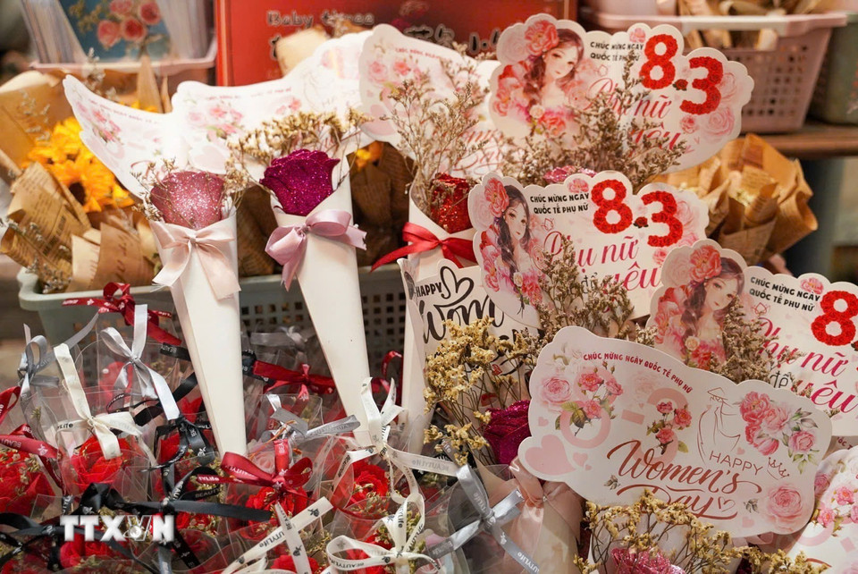 Thị trường quà tặng 8/3 khá đa dạng và phong phú. (Ảnh: Khánh Hòa/TTXVN)