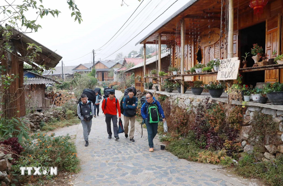 Được thiên nhiên ưu đãi về vị trí địa lý cũng như độ cao đã tạo ra một không gian thuận lợi để tổ chức các giải Dù lượn thu hút đông đảo du khách trong và ngoài nước đến trải nghiệm. (Ảnh: Quý Trung/TTXVN)