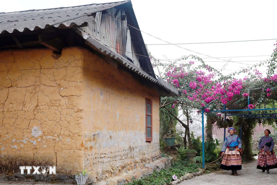 Trước sự phát triển của xã hội, đô thị hóa nhưng trên bản vẫn còn nguyên những ngôi nhà trình tường một trong những nét văn hóa đặc sắc của người dân tộc Dao nơi đây. (Ảnh: Quý Trung/TTXVN)
