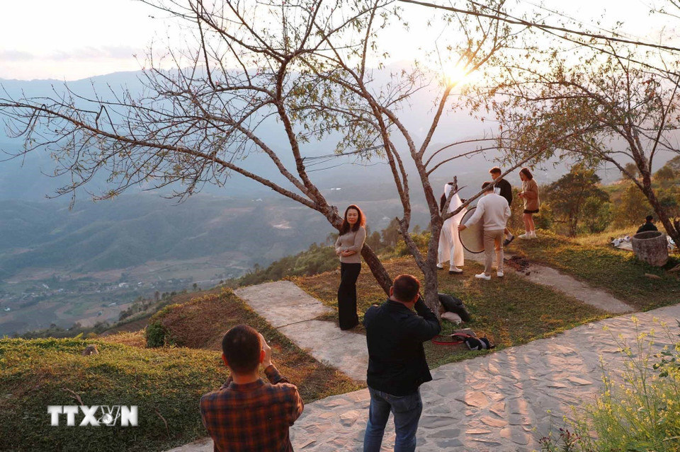 Du khách cũng được thưởng thức, trải nghiệm ngắm hoàng hôn tuyệt đẹp của núi rừng Tây Bắc. (Ảnh: Quý Trung /TTXVN)