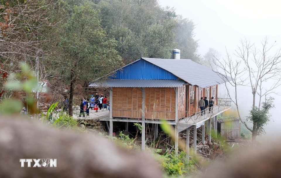 Những ngôi nhà của người dân luôn ẩn hiện trong mây mù bao phủ. (Ảnh: Quý Trung/TTXVN)