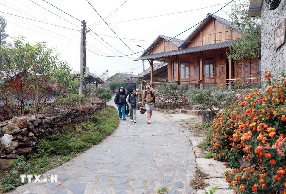 Bản luôn sạch sẽ, người dân thân thiện mến khách nên thu hút nhiều du khách trong và ngoài nước đến khám phá, trải nghiệm. (Ảnh: Quý Trung/TTXVN)