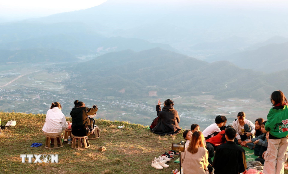 Đến với bản Sì Thâu Chải du khách phóng tầm mắt nhìn thấy toàn bộ thị trấn Tam Đường được bao quanh những dãy núi hùng vĩ của Tây Bắc. (Ảnh: Quý Trung/TTXVN)