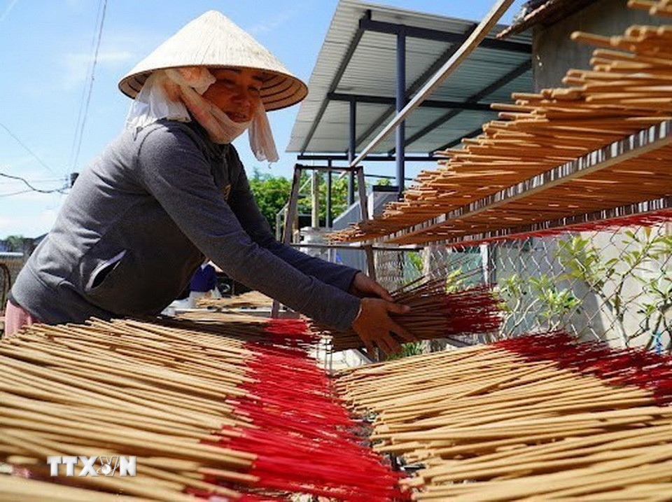 Người dân thôn Phú Hội 1, huyện Vạn Ninh, tỉnh Khánh Hòa, phơi nhang trầm. (Ảnh: Đặng Tuấn/TTXVN)