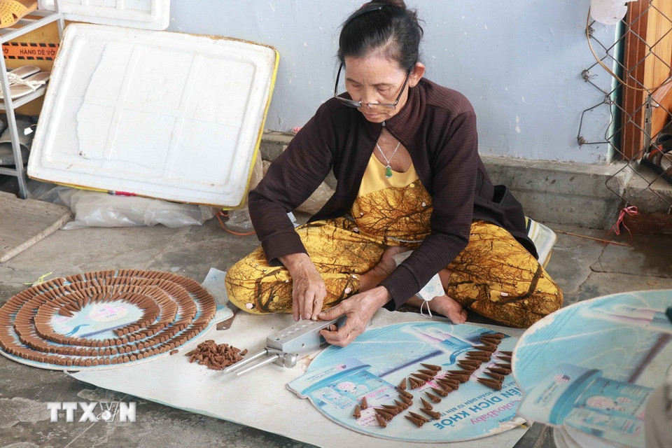 Sản xuất trầm nụ tại làng nghề trầm hương tại thôn Phú Hội 1, xã Vạn Thắng, huyện Vạn Ninh, tỉnh Khánh Hòa. (Ảnh: Đặng Tuấn/TTXVN)