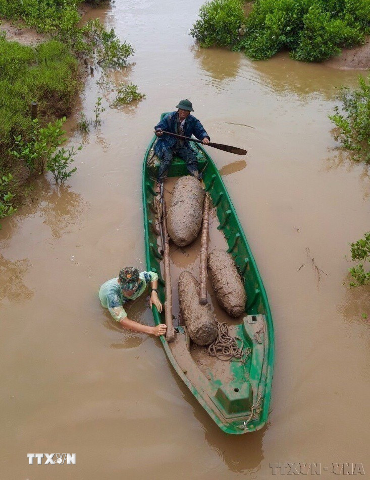 Lữ đoàn Công binh 25, Quân khu 9, tỉnh An Giang, tiến hành hủy nổ an toàn hơn 10 tấn bom, mìn, vật liệu nổ còn sót lại sau chiến tranh, được thu gom tại 7 tỉnh. (Ảnh: Thanh Sang/TTXVN)