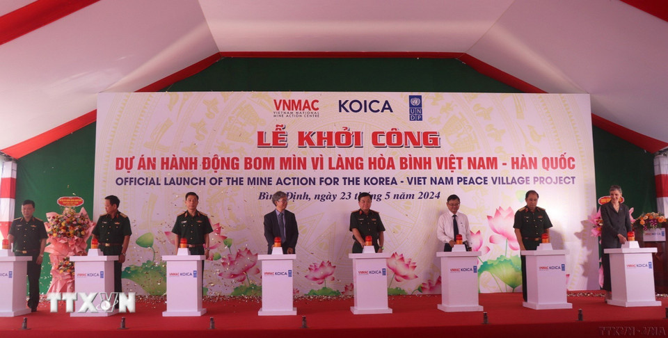 Lễ Khởi công dự án “Hành động bom mìn vì làng hòa bình Việt Nam-Hàn Quốc” tại 3 tỉnh Thừa Thiên-Huế, Quảng Ngãi và Bình Định, tháng 5/2024. (Ảnh: Sỹ Thắng/TTXVN)