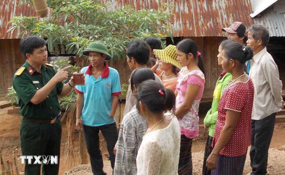 Cán bộ Đoàn công binh Tháng Tám, Binh chủng công binh, tuyên truyền, giáo dục, nâng cao nhận thức về hiểm họa bom, mìn, cách phòng ngừa tai nạn bom, mìn, vật nổ còn sót lại sau chiến tranh cho đồng bào Vân Kiều ở xã Đa Krông, huyện Đa Krông, tỉnh Quảng Trị. (Ảnh: Phạm Thị Huế/TTXVN)
