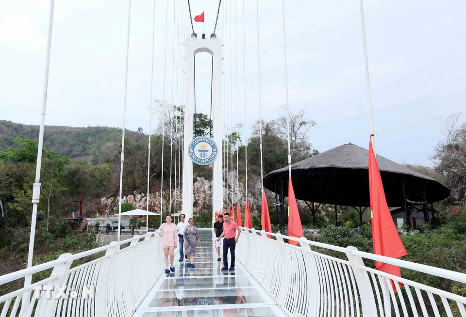 Du khách đến tham quan Cầu kính Bạch Long, Khu du lịch Mộc Châu Island. (Ảnh: Quang Quyết/TTXVN)