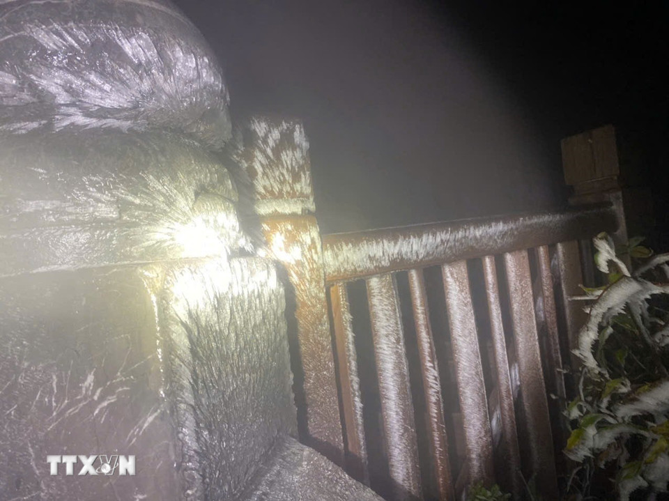 Băng đóng dày trên các lan can gỗ ở độ cao từ 3.000m trở lên. (Ảnh: TTXVN phát)