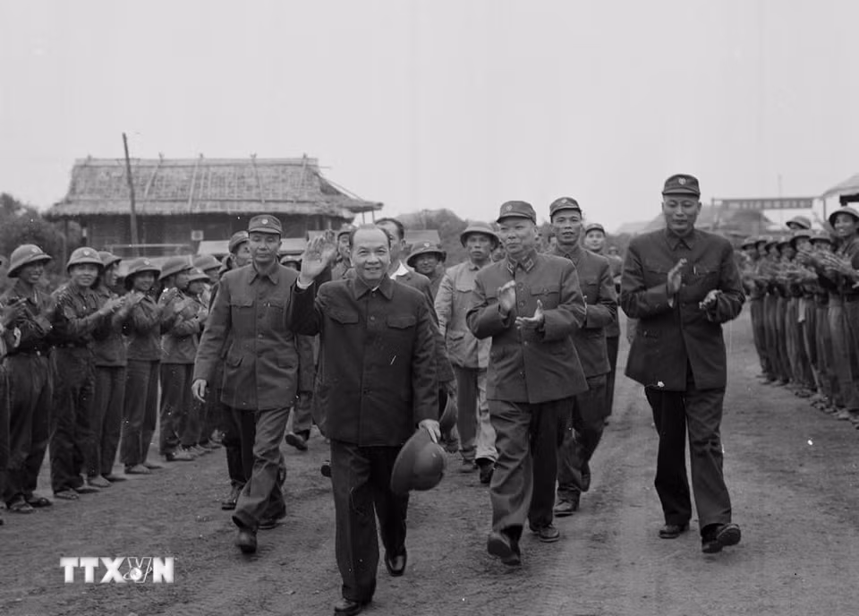 Tổng Bí thư Trường Chinh chúc Tết bộ đội Trường Sơn, Xuân Giáp Dần 1974. (Ảnh: Lâm Hồng/TTXVN)