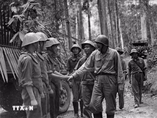 Trên cương vị Tư lệnh Bộ Tư lệnh Trường Sơn (1967-1976), Trung tướng Đồng Sỹ Nguyên (đầu tiên, bên phải) đã có những quyết định sáng tạo trong chỉ đạo, tổ chức lực lượng, xây dựng, phát triển, khai thác hiệu quả đường Trường Sơn, kịp thời chi viện sức người, sức của cho các chiến trường, góp phần giải phóng miền Nam, thống nhất đất nước. (Ảnh: TTXVN phát)