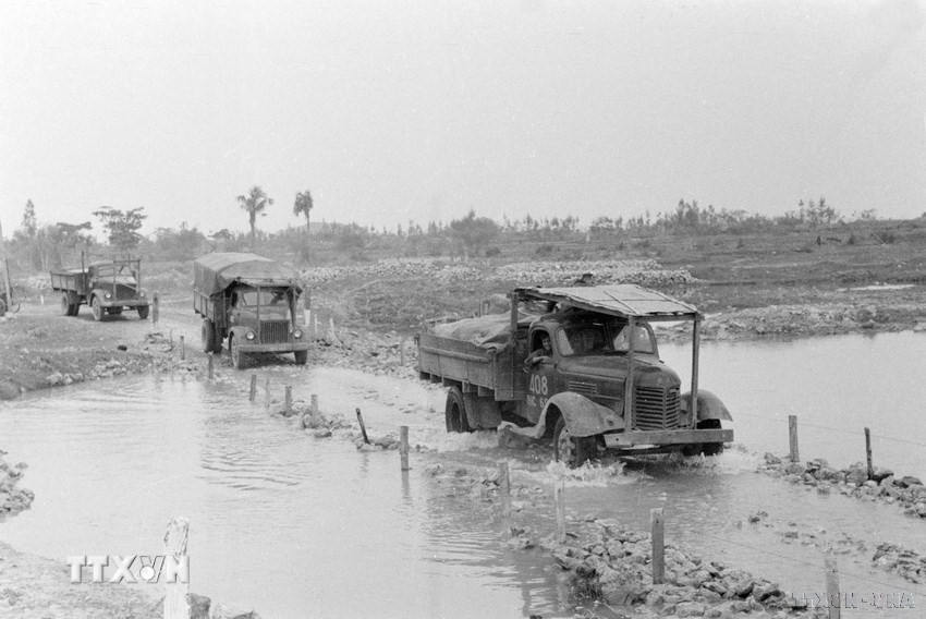 Trong 16 năm (1959-1975), bộ đội Trường Sơn đã cùng quân, dân các chiến trường từng bước xây dựng con đường thành một mạng lưới giao thông liên hoàn, vững chắc xuyên qua 21 tỉnh trên lãnh thổ 3 nước, với tổng chiều dài 20.000km đường ôtô, 60km đường sông, 1.400km đường ống dẫn dầu, 1.500km đường dây thông tin. Trong ảnh: Đại đội 7 (Bộ đội vận tải) đưa hàng ra tiền tuyến, năm 1968. (Ảnh: Nghĩa Dũng/TTXVN)