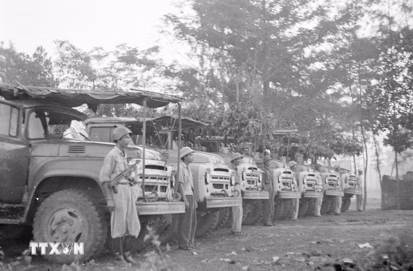 Đại đội 6, bộ đội vận tải sẵn sàng lên đường, tháng 12/1968. (Ảnh: Nghĩa Dũng/TTXVN)