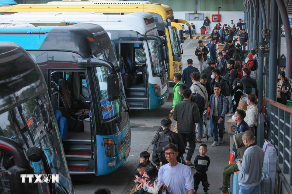 Đông người dân tập trung đến Bến xe Nước Ngầm để lên xe rời Hà Nội về các địa phương dịp nghỉ lễ Tết Ất Tỵ. (Ảnh: Hoàng Hiếu/TTXVN)