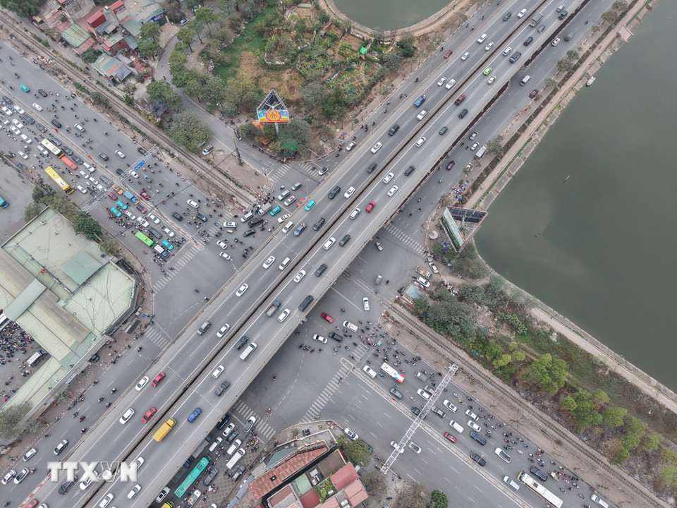 Tuyến đường Vành đai 3 và đường Giải Phóng, Ngọc Hồi đông người và phương tiện di chuyển, không có hiện tượng ùn, tắc. (Ảnh: Hoàng Hiếu/TTXVN)