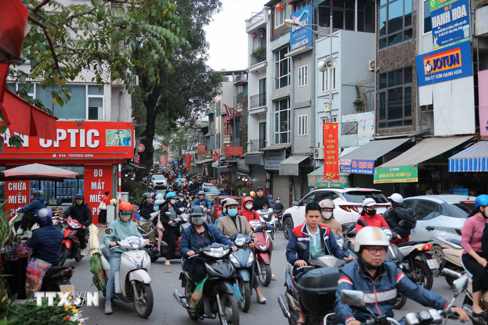 Một số đoạn trên phố Trương Định, việc di chuyển khó khăn vì lượng người và phương tiện lưu thông đông. (Ảnh: Hoàng Hiếu/TTXVN)