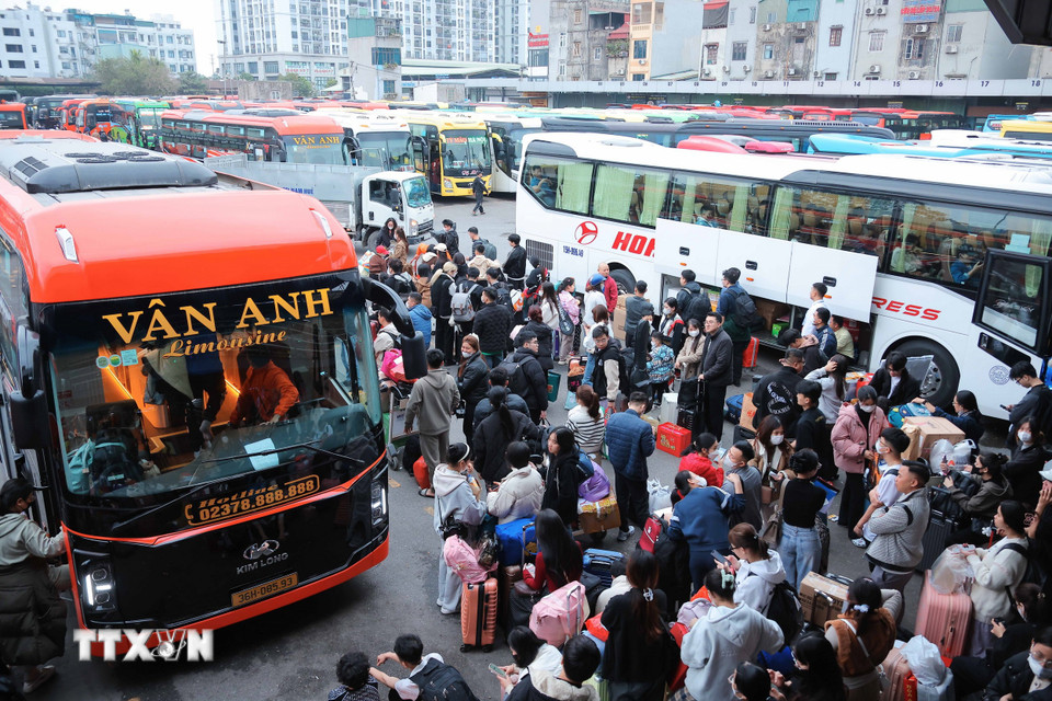 Đông người dân tập trung đến Bến xe Nước Ngầm để lên xe rời Hà Nội về các địa phương dịp nghỉ lễ Tết Ất Tỵ. (Ảnh: Hoàng Hiếu/TTXVN)