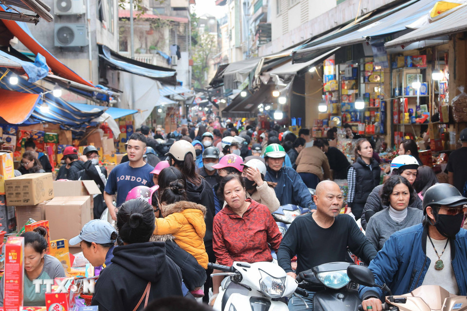 Phố Hàng Giầy đông đúc do người dân đi mua sắm chiều 25/1. (Ảnh: Hoàng Hiếu/TTXVN)