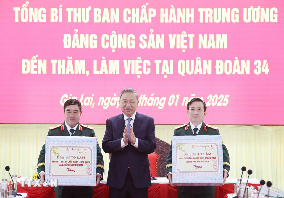 Tổng Bí thư Tô Lâm tặng quà cán bộ, chiến sỹ Quân đoàn 34. (Ảnh: Thống Nhất/TTXVN)