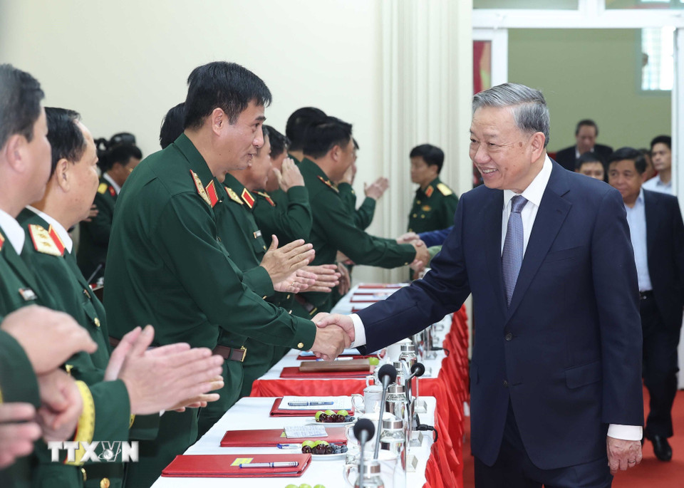 Tổng Bí thư Tô Lâm với cán bộ, chỉ huy Quân đoàn 34. (Ảnh: Thống Nhất/TTXVN)
