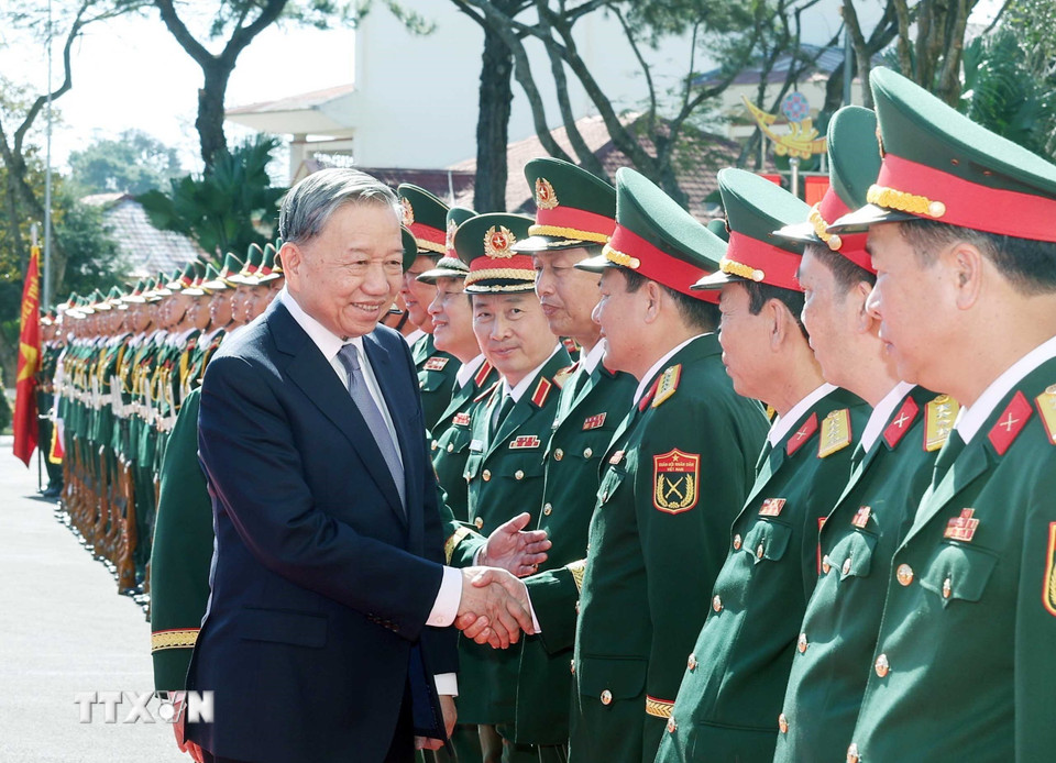 Tổng Bí thư Tô Lâm với cán bộ, chỉ huy Quân đoàn 34. (Ảnh: Thống Nhất/TTXVN)