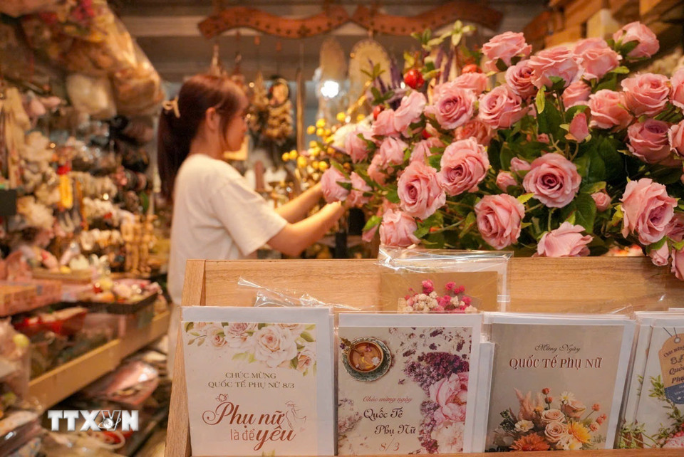 Thị trường quà tặng nhân ngày Quốc tế phụ nữ 8/3 rất đa dạng và phong phú. (Ảnh: Khánh Hòa/TTXVN