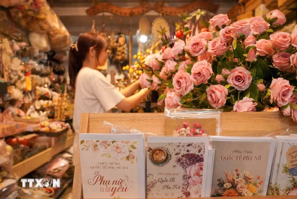 Thị trường quà tặng nhân ngày Quốc tế phụ nữ 8/3 rất đa dạng và phong phú. (Ảnh: Khánh Hòa/TTXVN