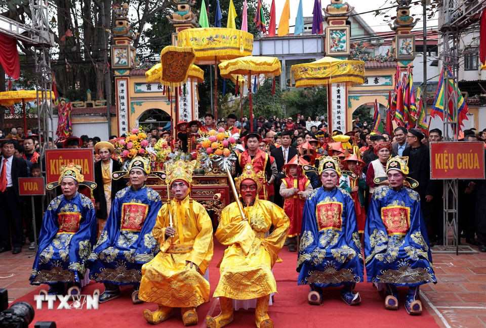 Các Vua, Chúa và Quan làm lễ tại đình làng. (Ảnh: Trần Việt/TTXVN)