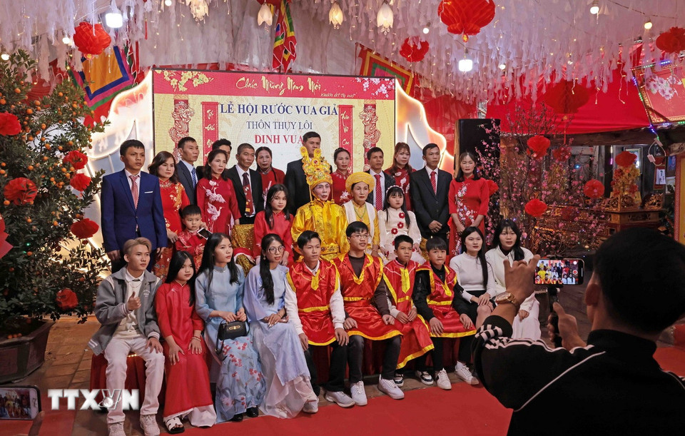 Gia đình ông Nguyễn Hữu Bá, làng Thụy Lôi - người được tôn vinh làm Vua. (Ảnh: Trần Việt/TTXVN)