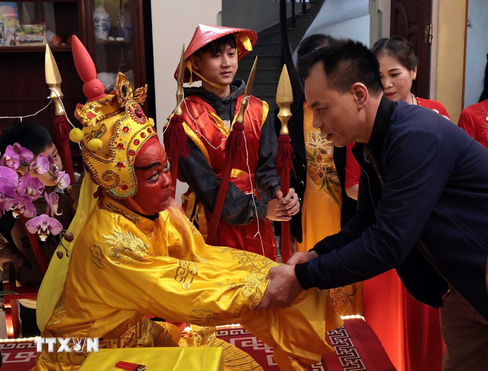 Người dân trong làng đến chúc mừng Chúa tại gia đình. (Ảnh: Trần Việt/TTXVN)