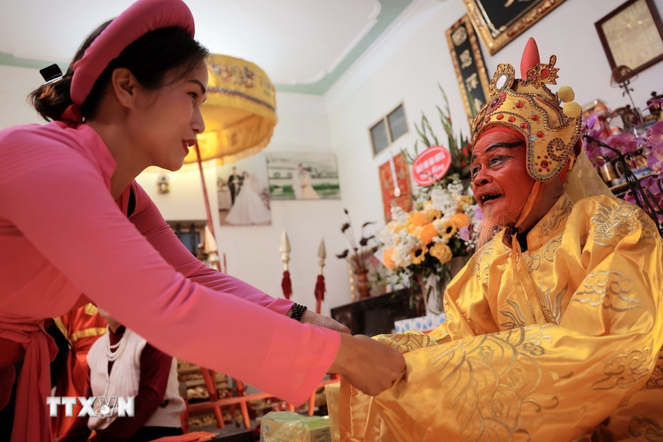 Người dân trong làng đến chúc mừng “Chúa” tại gia đình. (Ảnh: Phạm Hậu/TTXVN)