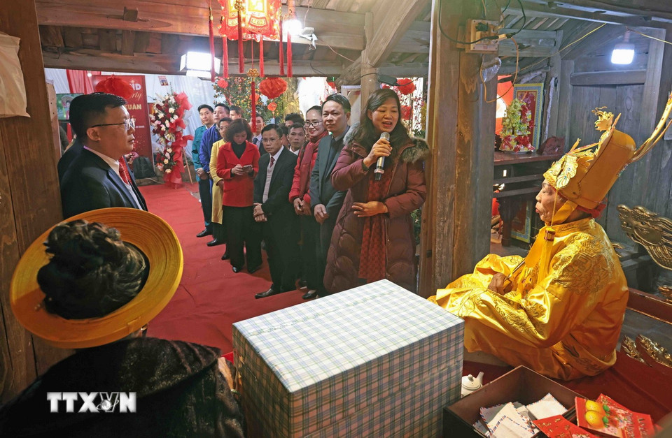 Chính quyền địa phương đến chúc mừng gia đình nhà Vua được tôn vinh. (Ảnh: Trần Việt/TTXVN)