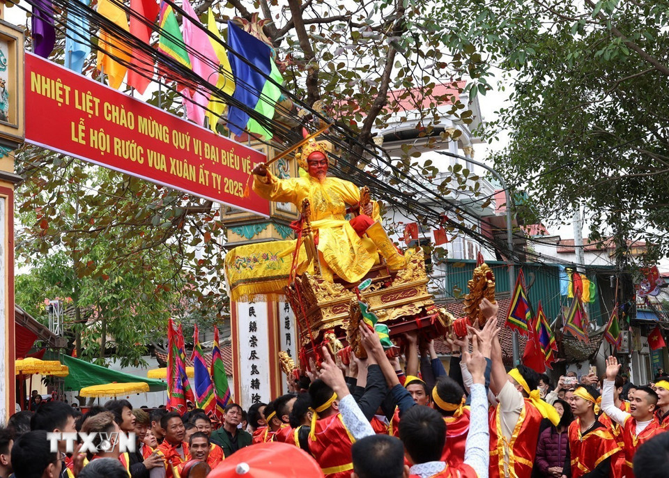 Tung hô “Chúa” trong lễ rước. (Ảnh: Phạm Hậu/TTXVN)