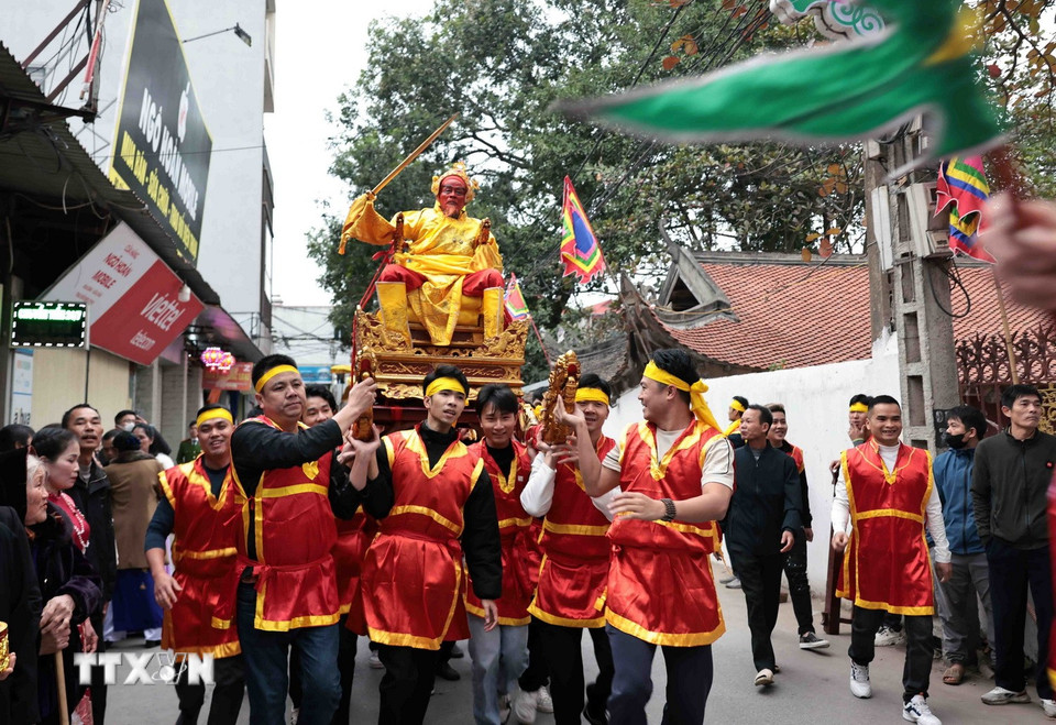 Lễ rước Chúa từ gia đình về đình làng. (Ảnh: Trần Việt/TTXVN)
