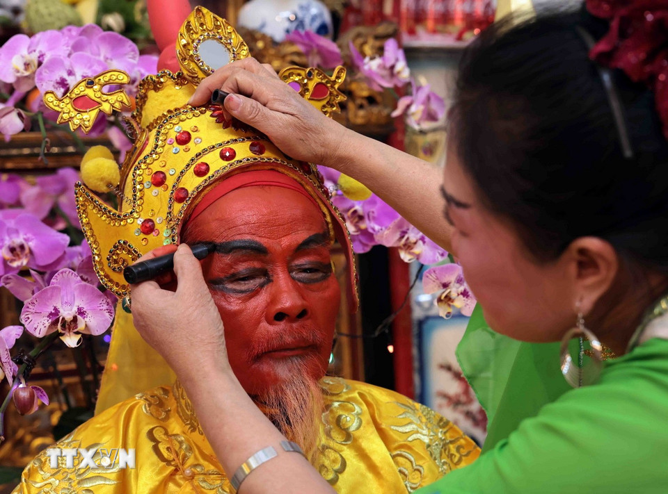 Trang điểm cho Chúa trước khi rước về đình làng. (Ảnh: Trần Việt/TTXVN)