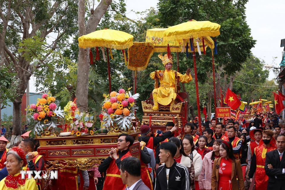 Nghi lễ "rước Vua” từ đình làng đến đền Sái. (Ảnh: Phạm Hậu/TTXVN)