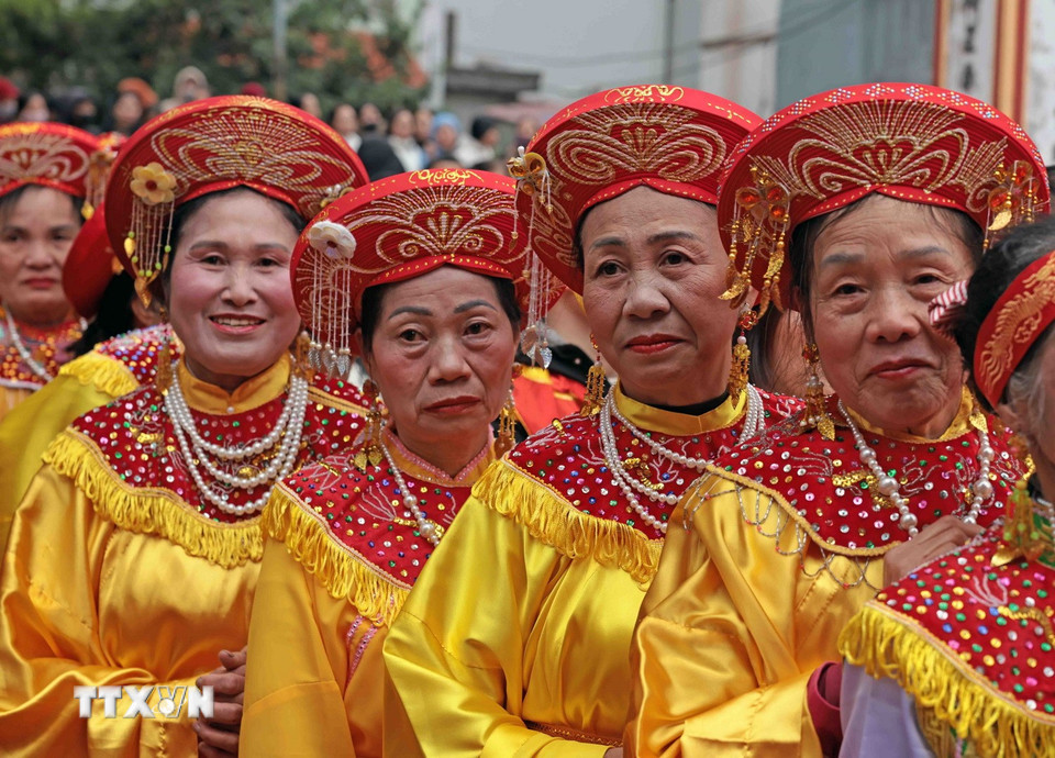 Các vị cao niên tham gia lễ hội. (Ảnh: Trần Việt/TTXVN)