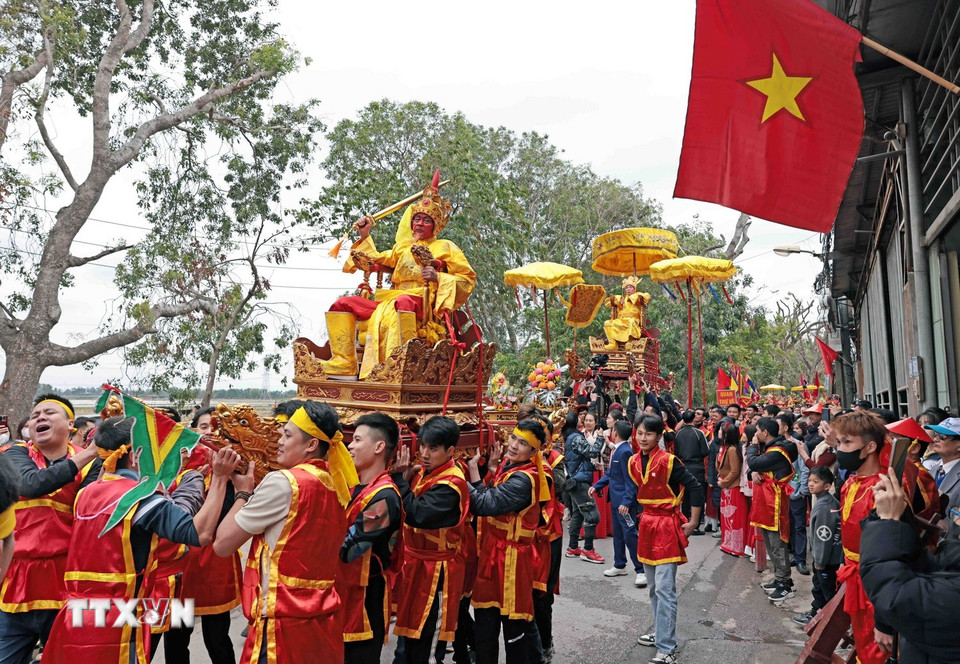 Lễ rước Vua, Chúa từ đình làng ra đền Sái. (Ảnh: Trần Việt/TTXVN)