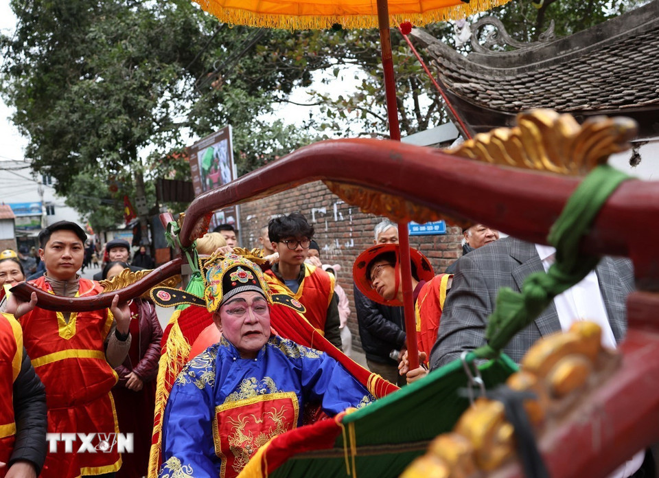 “Quan” triều đình được nghinh rước. (Ảnh: Phạm Hậu/TTXVN)