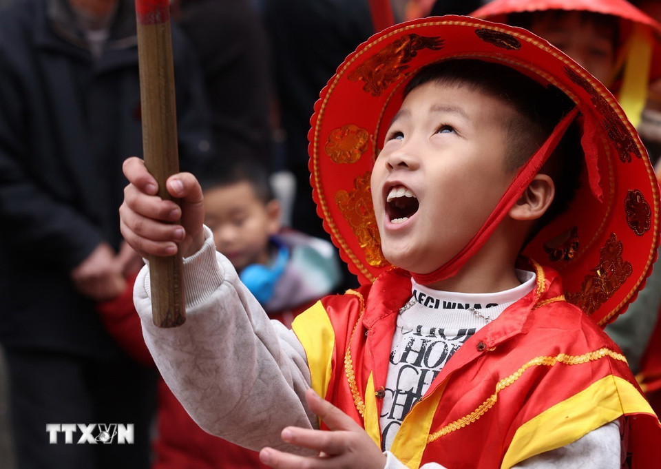 Các cháu nhỏ tham gia lễ hội. (Ảnh: Phạm Hậu/TTXVN)