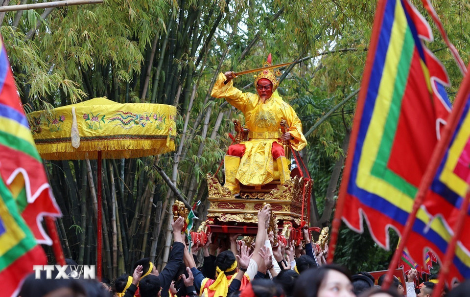 Tung hô “Chúa” trong lễ rước. (Ảnh: Phạm Hậu/TTXVN)