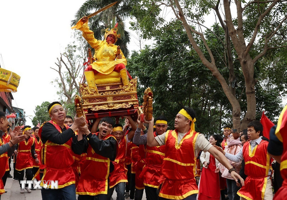 Tung hô “Chúa” trong lễ rước. (Ảnh: Phạm Hậu/TTXVN)