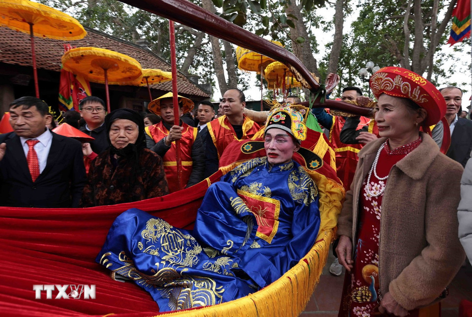 Các Quan triều đình được nghinh lễ tại lễ hội. (Ảnh: Trần Việt/TTXVN)