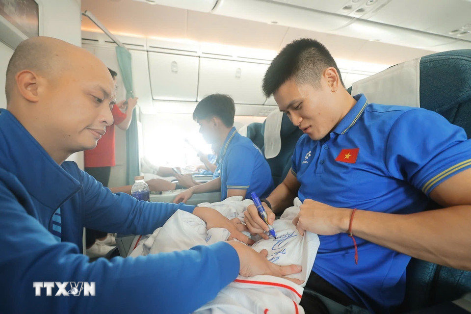 Tuấn Hải ký tặng cho người hâm mộ. (Ảnh: Minh Quyết/TTXVN)