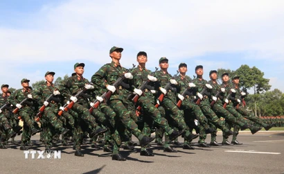 Cán bộ, học viên Trường Sỹ quan Lục quân 2 (đóng chân tại Đồng Nai) duyệt đội ngũ chào mừng năm học mới. (Ảnh: Lê Xuân/TTXVN)