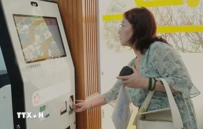 Người dân thao tác quét Căn cước công dân để đăng ký làm thủ tục hành chính. (Ảnh: Hữu Duyên/TTXVN)